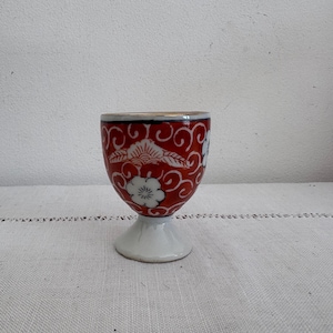 A beautifully hand painted  collectible oriental design egg cup ( chipped)