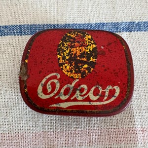 Uma caixa de metal com tampa de agulha de telefone Odeon Grammar original francesa dos anos 1930 (com agulhas)