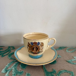 Eine wunderbare Vintage Newport Pottery Clarice Cliff Queen Elizabeth Krönung Teetasse & Untertasse