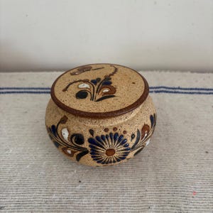 Ein einzigartiger Vintage handbemalter mexikanischer Deckeltopf - innen glasiert
