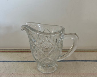 素敵なヴィンテージアールデコ調のプレスガラス製小型4インチ高ミルクまたはクリームジャグ