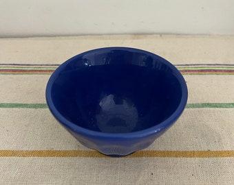 Un vintage francés azul cobalto en un pequeño tazón de café tradicional con leche