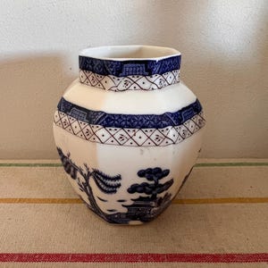 Een prachtige Booths Real Old Willow blauw-witgouden urnpot