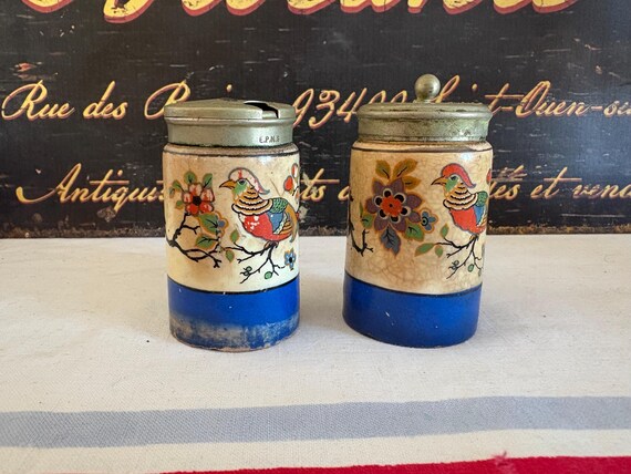 金属製の蓋が付いた、トロピカルなオウムのデザインで装飾された