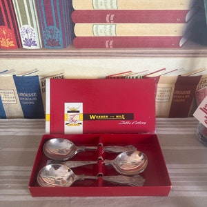 A gorgeous  vintage boxed  set of   six Webber and Hill EPNS  A1 Art Deco dessert spoons