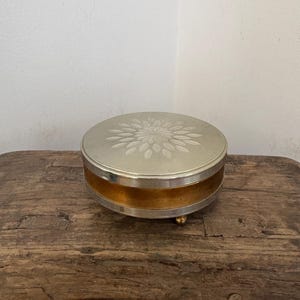 Un tarro compacto con pie, efecto oro y plata, de Margaret Rose, de la década de 1960, ideal para guardar objetos pequeños o joyas.