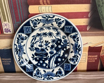 An antique 20th century medium size Delft Blue Dutch Holland hand painted blue and white plate that can be wall hung