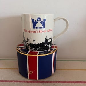 Uma caneca de pedra de ferro branca da Adams para comemorar o Jubileu de Prata da Rainha de 1952 a 1977 com edifícios icônicos de Londres