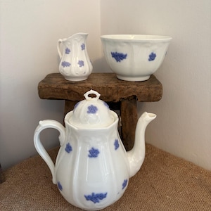 Servizio da caffè, lattiera e zuccheriera in porcellana fine Adderley Chelsea "Blue Chelsea", con decorazioni a rilievo di rametti floreali di lavanda.