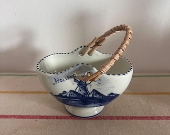 Niezwykła zabytkowa holenderska porcelana malowana ręcznie na niebiesko z koszykiem z rączką rattanową