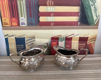 Ein dekoratives Vintage WA Sheffield Duo aus versilbertem Milchkännchen und Zuckerdose