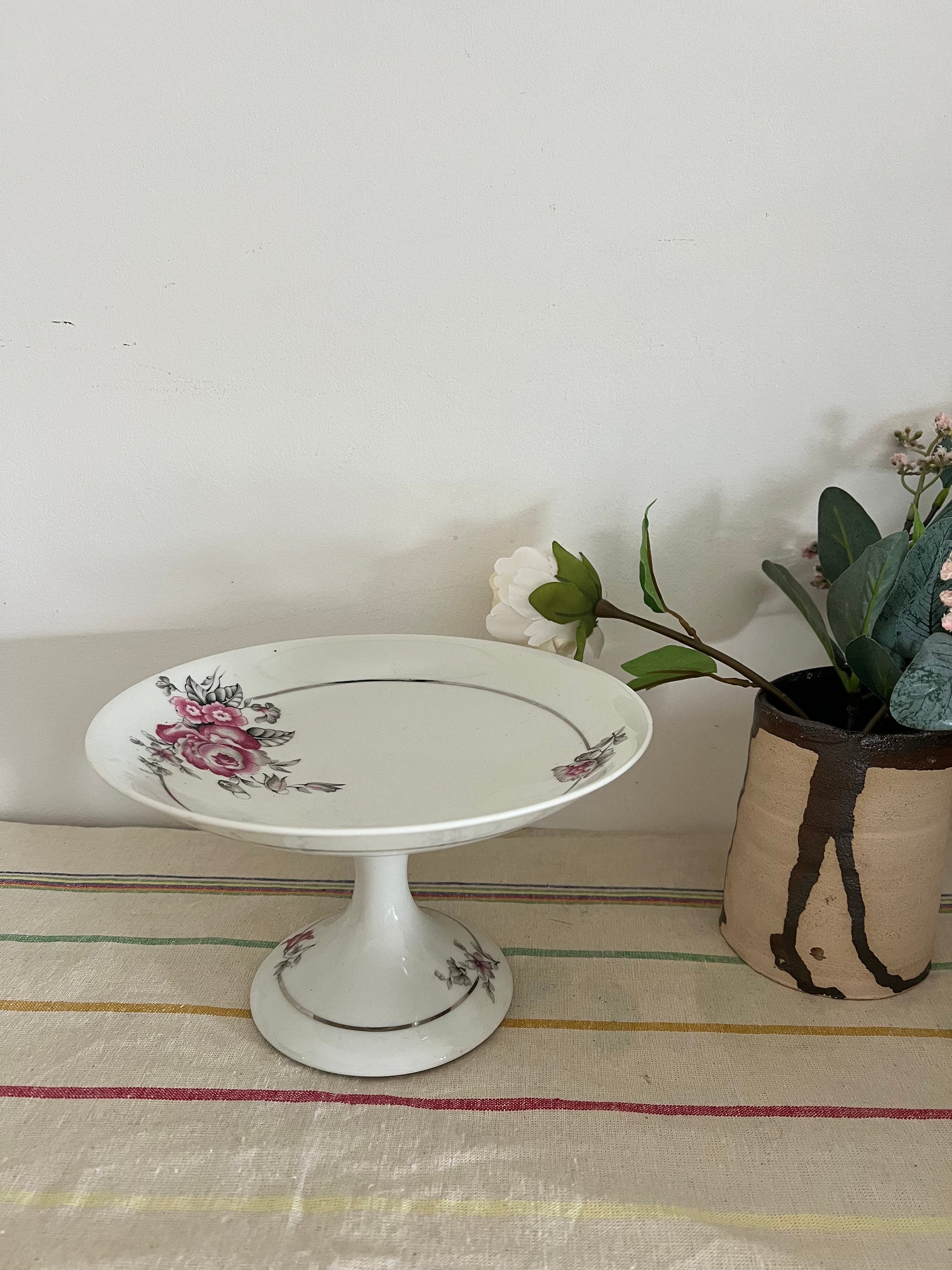 ピンクグレーシルバーの花飾りが施された、美しい白いデスコット