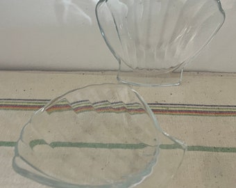 Una coppia vintage di piatti a forma di smerlato in vetro trasparente Pyrex 435, sapone, piatto, piatto gratinato