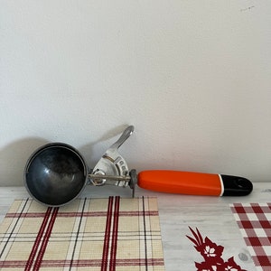 Great condition  retro  Nutbrown  moulded aluminium shop ice cream scoop with an orange and black plastic handle