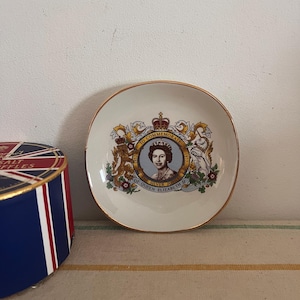 Een Royal Falcon Ware Weatherby Hanley, Engeland wit-gouden porseleinen snuisterijschaaltje ter herdenking van het zilveren jubileum van 1977