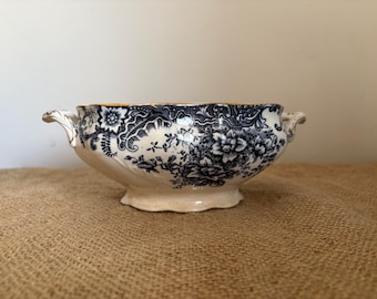 Een vintage Franse Saint Amand-aardewerken sauskom, sauskom, mayonaiseschep met marineblauw en goudpatroon