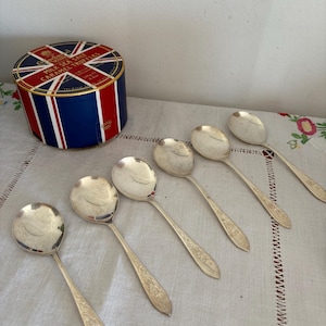 A set of six Viners of Sheffield A1 EPNS silver plated dessert or soup  spoons