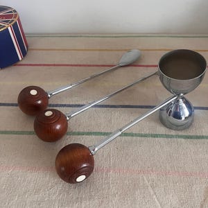 Ein ungewöhnliches Art Deco Cocktail-Trio bestehend aus verchromten Doppelmaß, Löffel und Gabel mit hölzernen Snooker-Kugelgriffen