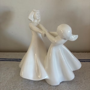A Royal Doulton Photos &quot;Best Friends&quot; 1998 tanzende Figuren, speziell Modell 4026 von Pauline Parsons im Jahr 1998 entworfen