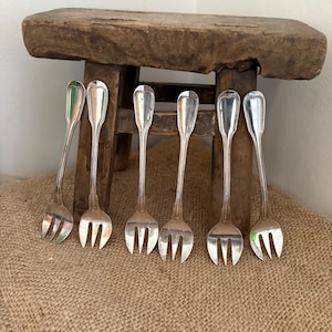 Een Franse vintage Lafond-gestempelde set van zes verzilverde oestervorken om de restaurantervaring na te bootsen