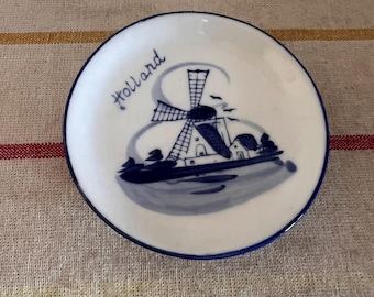 Hermoso plato de baratijas vintage de porcelana holandesa azul de Delft pintado a mano en azul y blanco con una escena de molino de viento