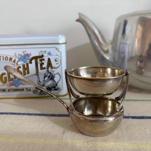 En utsökt lös tesil i europeiskt silver med droppställ