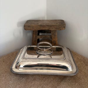 Un exquisito plato rectangular con tapa de la marca Mappin & Web, modelo W20354 Princes Plate EPNS, de la época eduardiana.