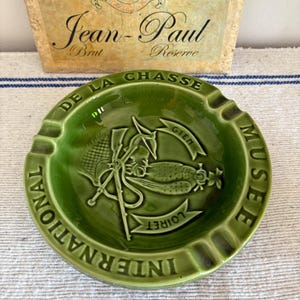 An impressive weighty vintage  French green Gien Loiret  Advertising ashtray Musee International de la Chasse