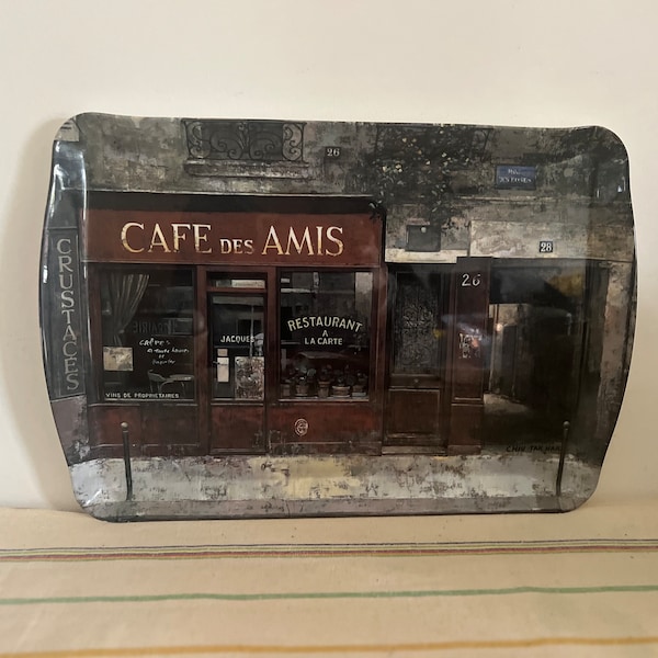 Een retro rechthoekig melamine dienblad "Cafe des Amis, Rue des Poses, Paris" - Chiu Tak Hak