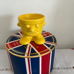 Ein Sammlerstück ungewöhnlicher Retro-Fun-Design gelber Keramik Eierbecher