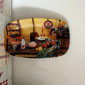 Een typisch rechthoekige Franse metalen café-baguettemand om je mee terug in de tijd te nemen