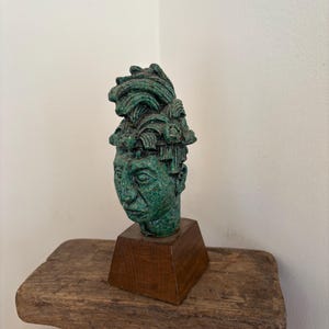 En byst av aztekisk krigare eller präst, Giovanni Schoeman, vintage, El Arte, med detaljerat ansikte och huvudbonad.