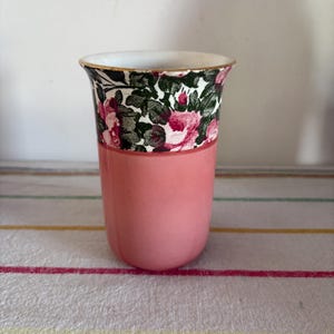 Een zeldzame antieke William Bennett-vaas KOLO in oudroze met roosontwerp Rd 613037