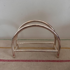Un magnífico porta servilletas o porta cartas italiano Maestri Art Deco Vintage plateado, práctico pero elegante.