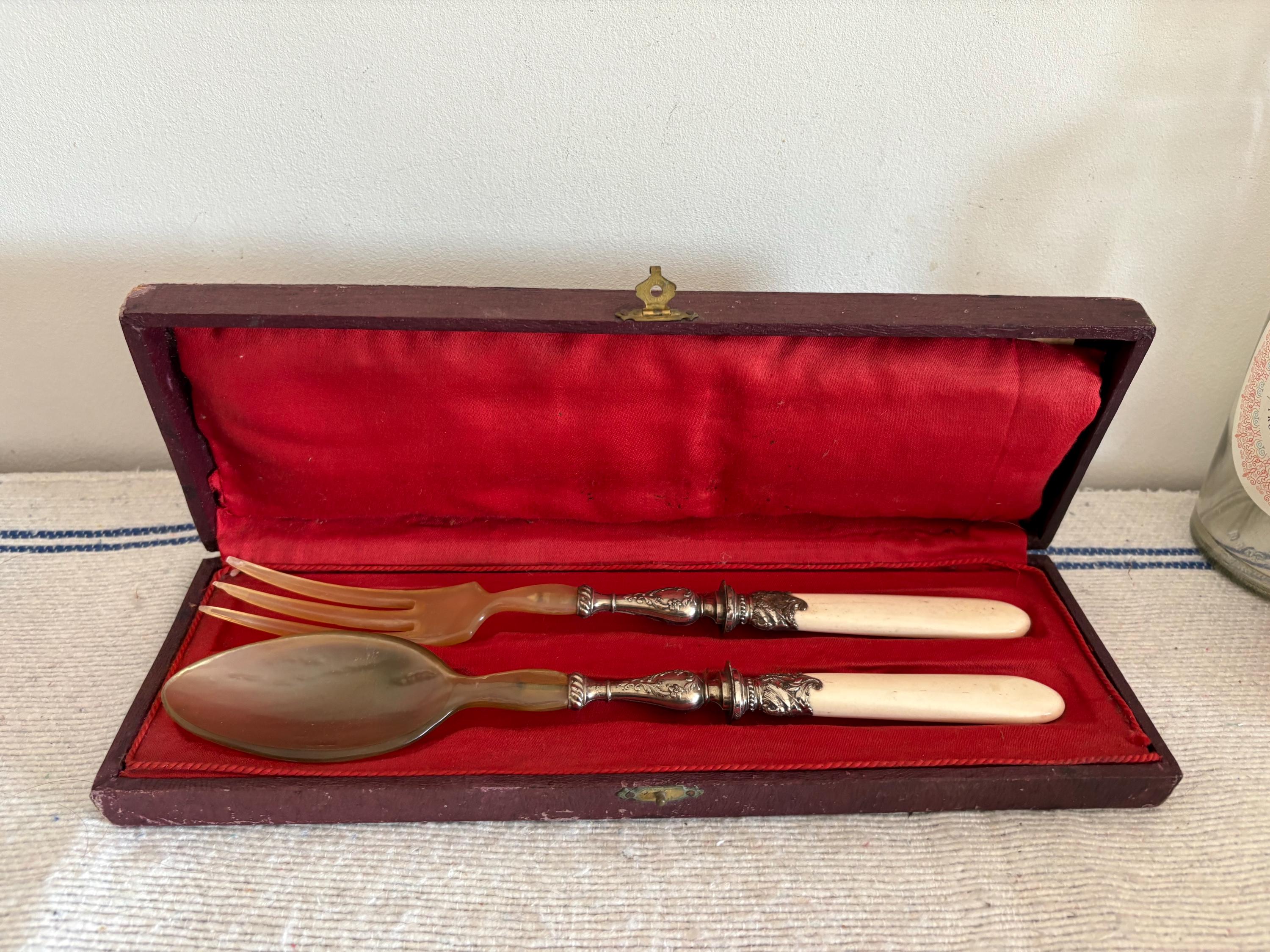 美しい箱入りのフランスのアンティークアールデコの銀と角のスプーンと