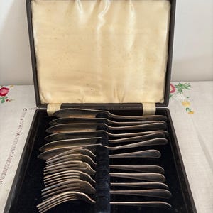 A lovely antique boxed  set of six silver plated EPNS   fish cutlery sets with