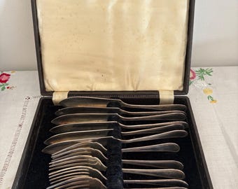 A lovely antique boxed  set of six silver plated EPNS   fish cutlery sets with