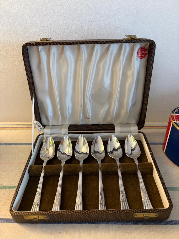 A Vintage Yeoman Plate EPNS Rd 859116 ( Silver Plated) Set of 6