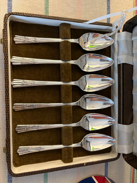 A Vintage Yeoman Plate EPNS Rd 859116 ( Silver Plated) Set of 6