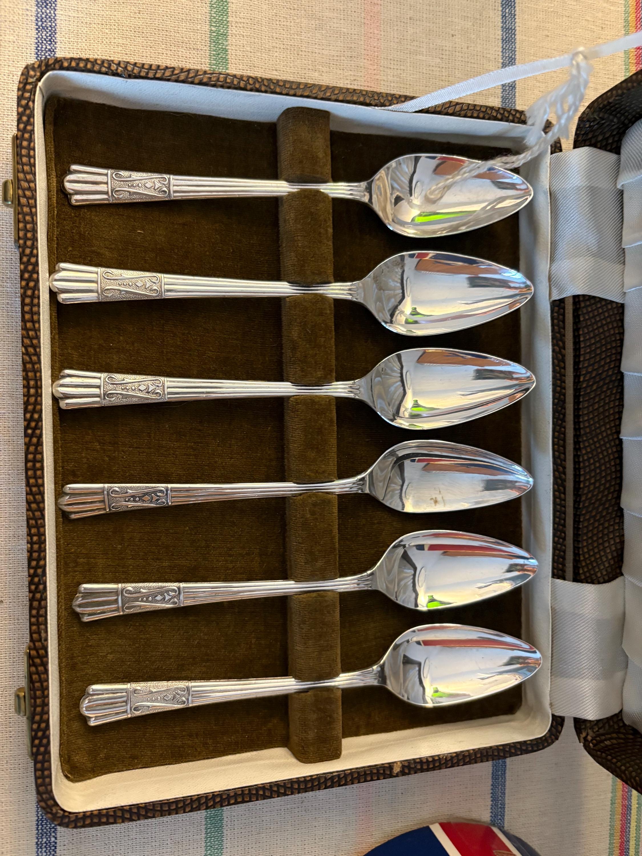 A Vintage Yeoman Plate EPNS Rd 859116 ( Silver Plated) Set of 6