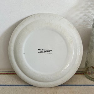 Peut inclure: Assiette en c&eacute;ramique blanche avec un tampon noir Midwinter Fine Tableware Staffordshire England au fond.