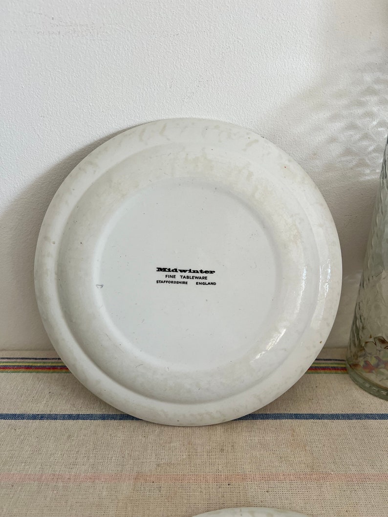 Peut inclure: Assiette en c&eacute;ramique blanche avec un tampon noir Midwinter Fine Tableware Staffordshire England au fond.