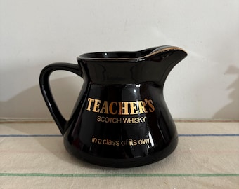 Een vintage Wade Teacher's scotch whisky whisky/waterbarkan, marineblauw met gouden details 'een klasse apart'