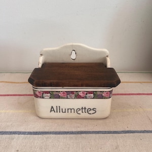 Une boîte de rangement murale en porcelaine avec couvercle en bois de Ditmar Urbach, vintage française des années 1930, bien utilisée