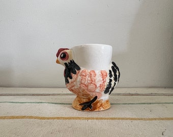 Un pollo da collezione vintage francese dipinto a mano, portauovo in ceramica da cortile con galletto