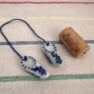 Ein Paar schöne Delft Dutch Holland Porzellan handbemalte blaue und weiße Holzschuhverzierungen