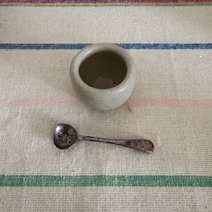 Salero o mostaza de cerámica Gres vintage francesa con pequeña cuchara de metal
