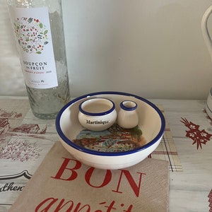 Ett handmålat glaserat keramikfat från Martinique för servering av oliver med drycker med plats för stenar och hackor