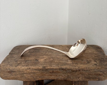 Uma pequena concha/colher A1 EPNS B & A Butterfield, ideal para servir molhos, creme e creme inglês.