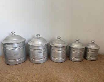 Precioso y encantador juego de 5 botes de almacenamiento apilables de aluminio de estilo vintage francés que decorarán perfectamente tu cocina.